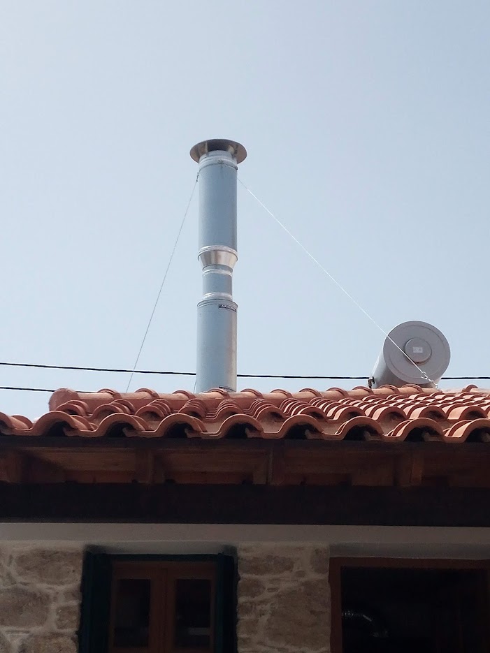 Καμινάδα επαγγελματικής κουζίνας. Υπερυψωμένη ωστε να μην ενοχλούνται οι γείτονες απο τον καπνό.