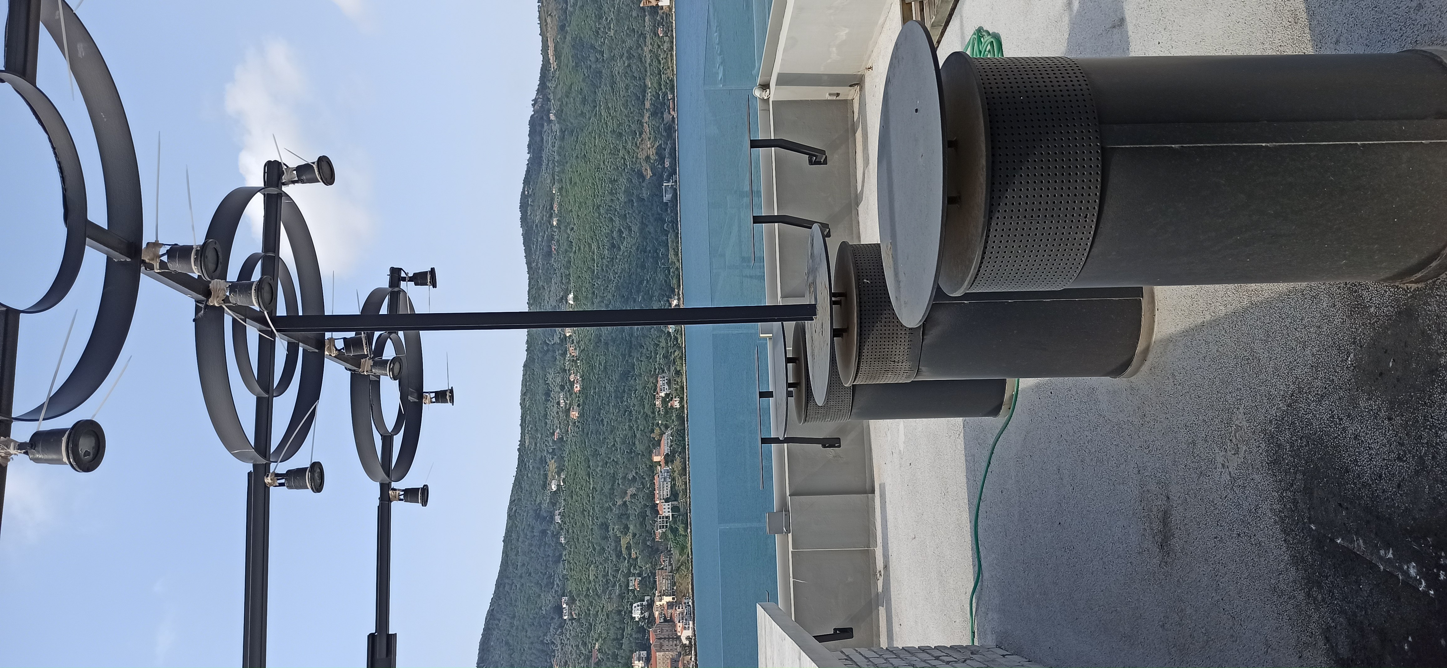 Τραπέζια σε μπαρ οροφής. Σχεδιασμένα ωστε νε ομοιάζουν φουγάρα εργοστασίου. Ενσωματωμένα σε αυτά και οι αεραγωγοί της κουζίνας που βρίσκεται στον κάτω όροφο.