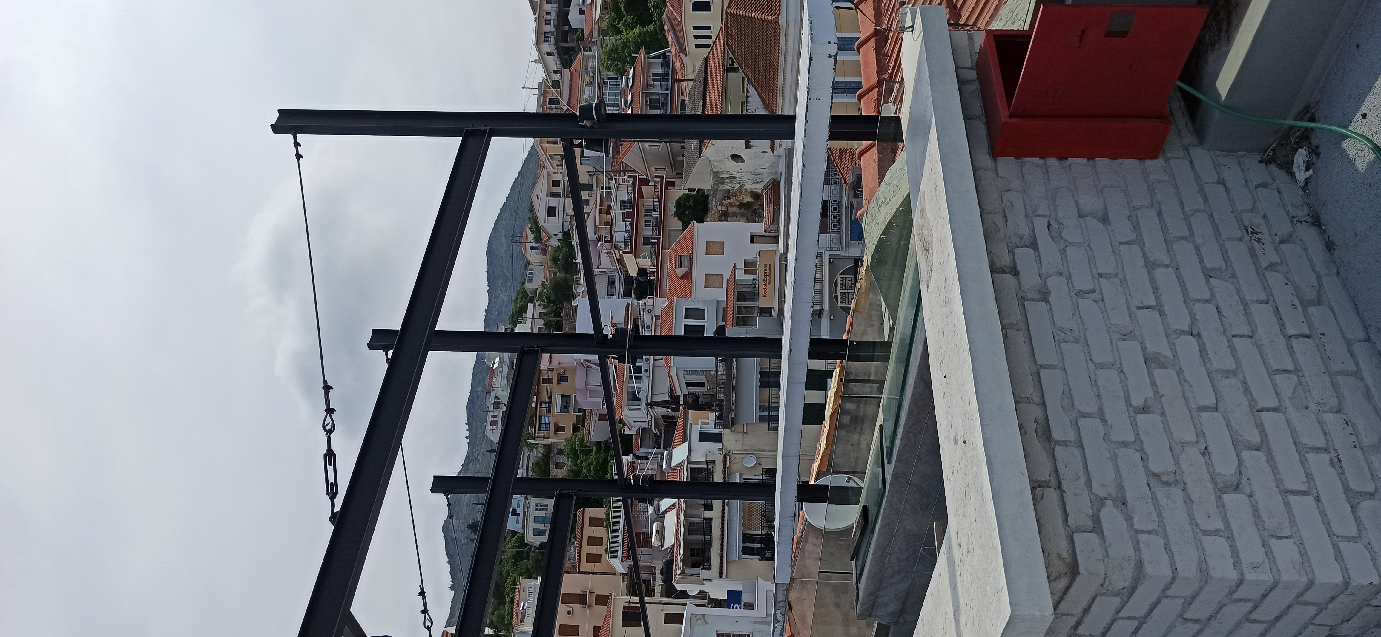 Φωτηστικά σχεδιασμένα να ομοιάζουν γερανούς.
