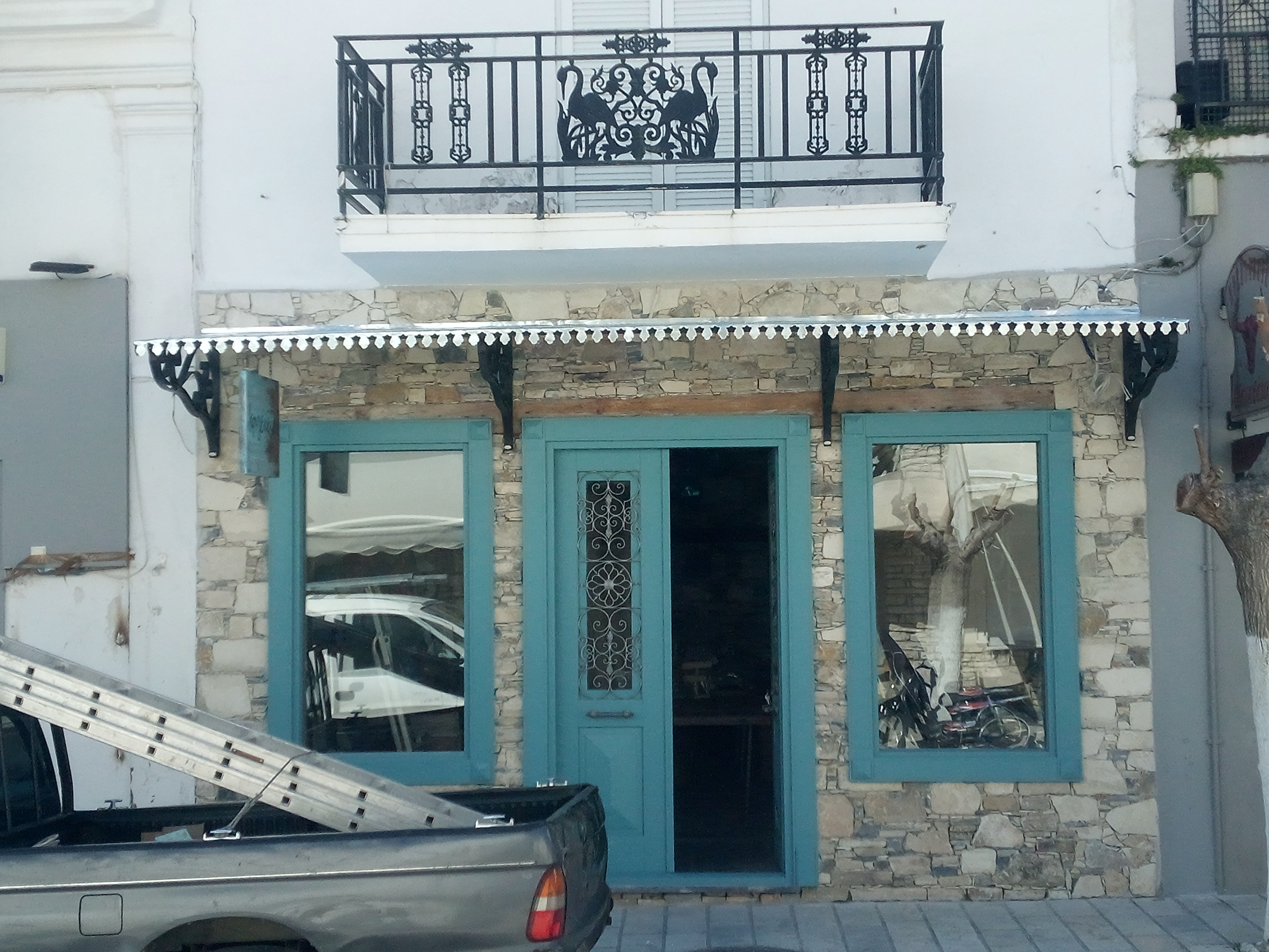 Σκέπαστρο με λαμαρίνα. Οι διακοσμητικές λεπτομέρειες στο χείλος είναι φτιαγμένες στο χέρι.