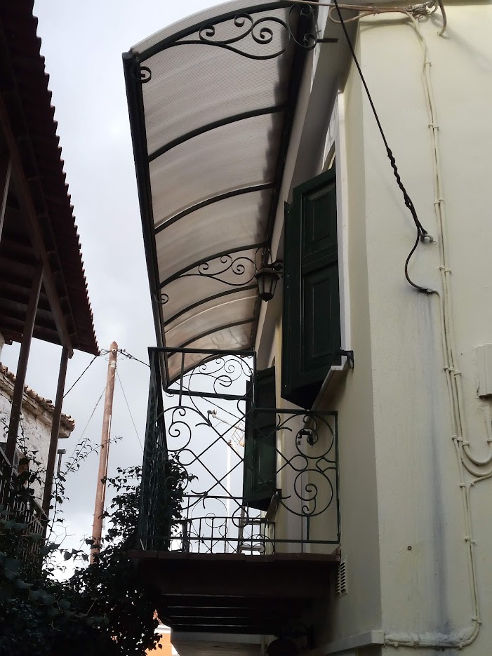 Σκέπαστρο με υδροροή και κάλλυμα απο πολυκαρβονικό.