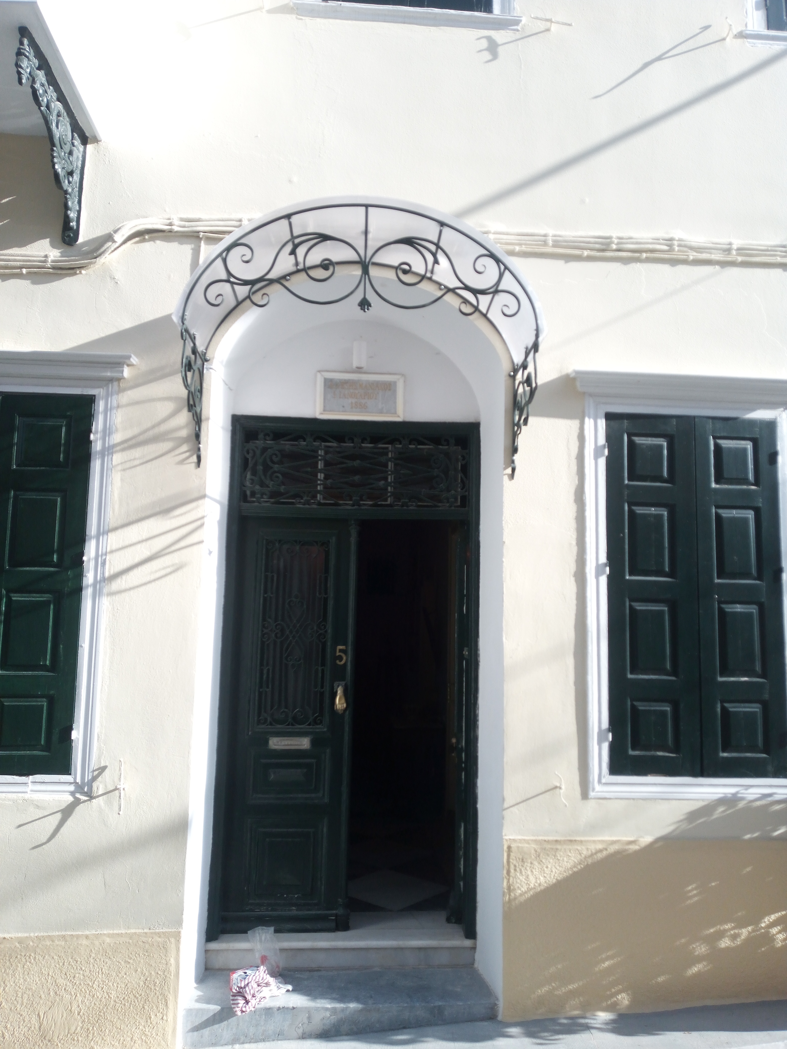Κλασσικό σκέπαστρο με πολυκαρβονικό. Όλα τα στοιχεία είναι φτιαγμένα στο χέρι.