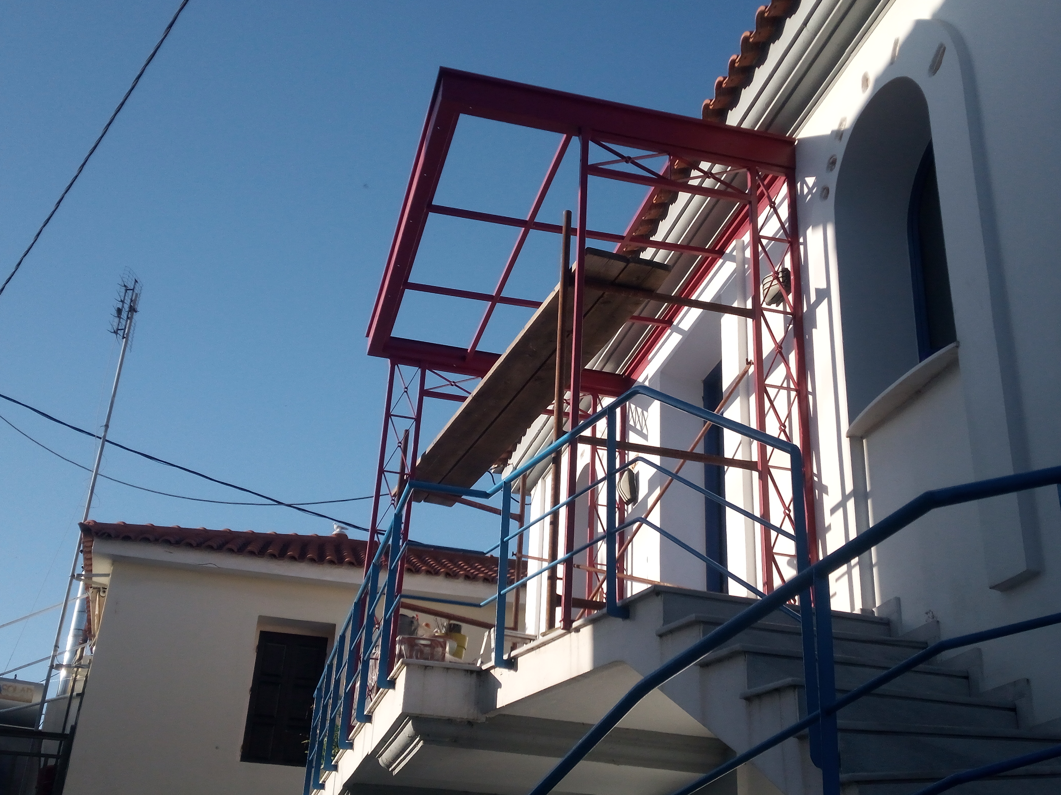 Μεταλλικό σκέπαστρο με πολυκαρβονικό.