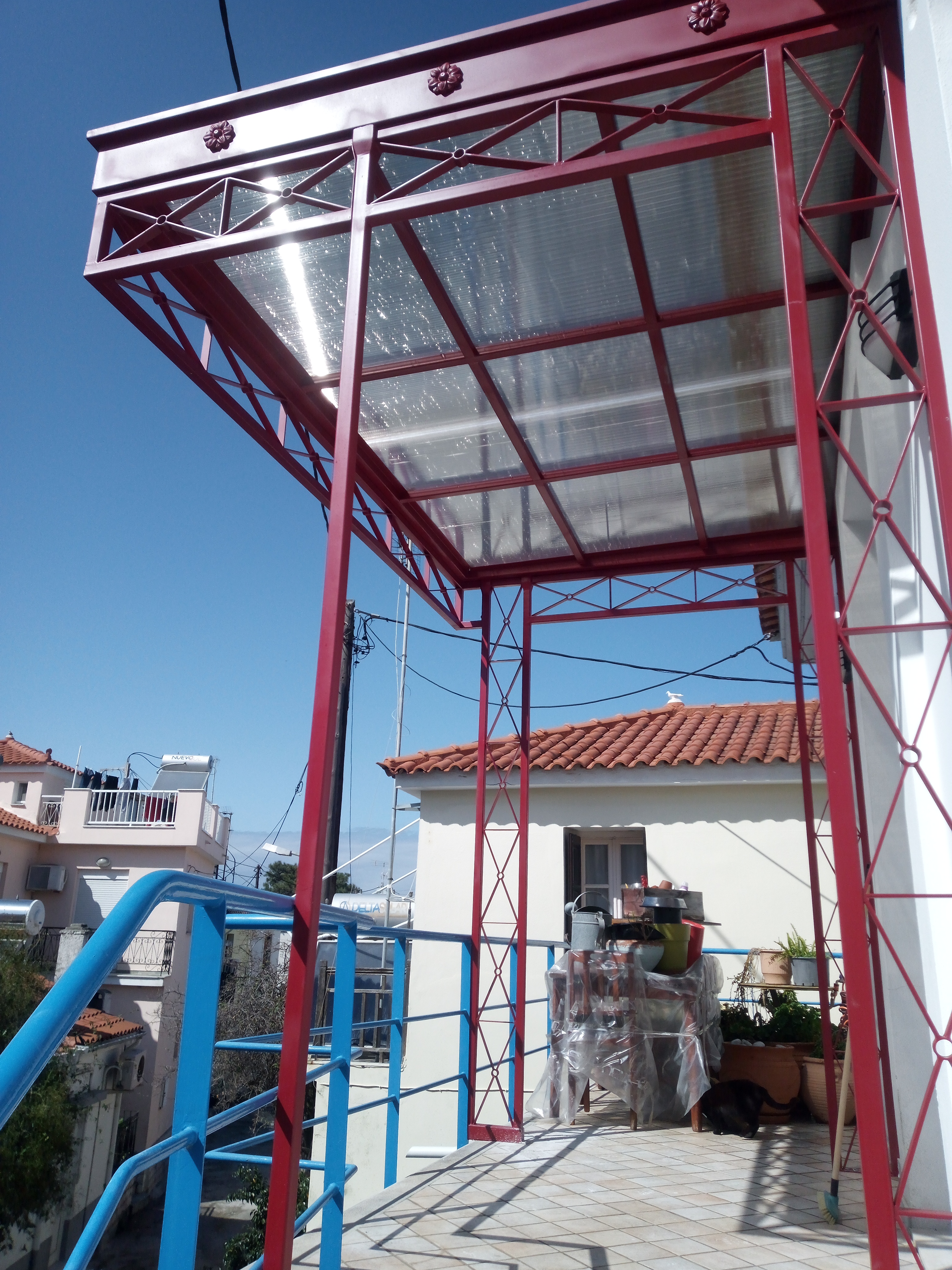 Μεταλλικό σκέπαστρο με πολυκαρβονικό.