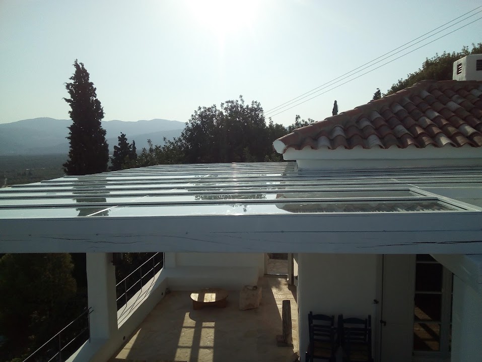 Ανακατασκευή σε σκέπαστρο. Τα ξύλινα δοκάρια επανατοποθετήθηκαν σε ορθές γωνίες και καλύφθηκε με καλάμι και γυαλί σε πλαίσιο αλουμινίου.