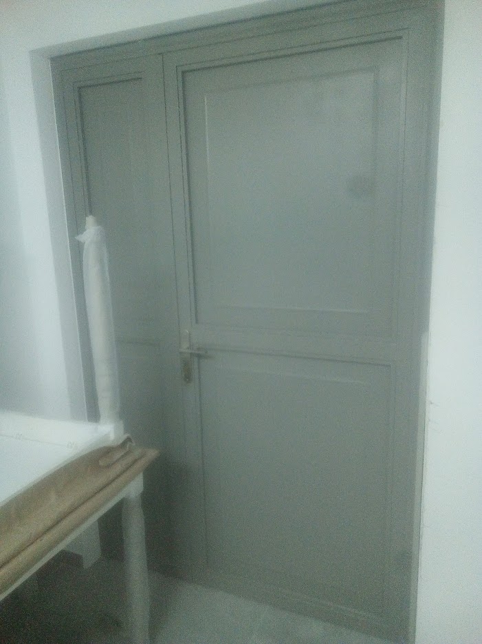 Μεταλλική πόρτα. Δίφυλλη με ανοιγώμενο παράθυρο χωρίς τζάμι.