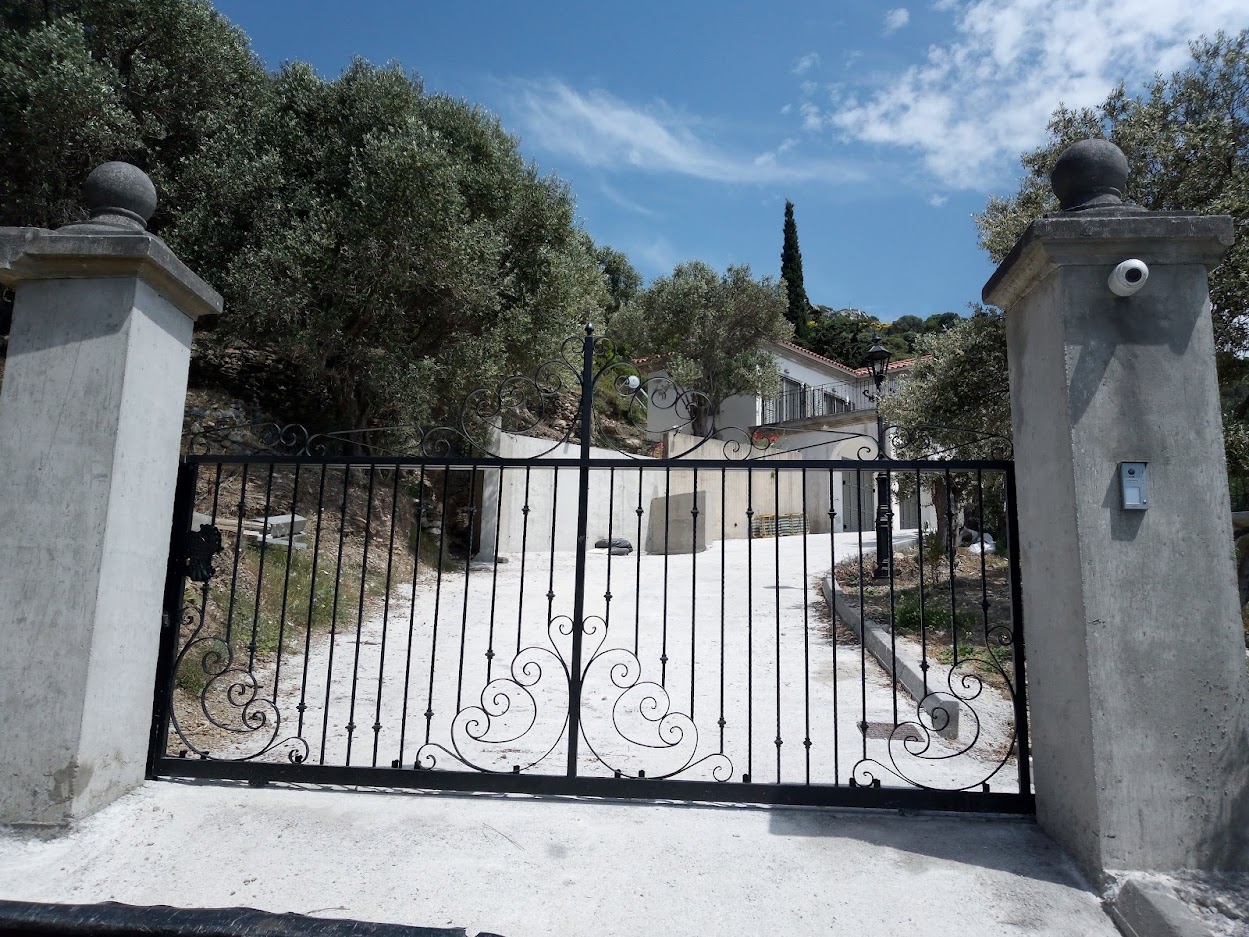 Αυτόματη συρώμενη Θήρα. Βαθύ Σάμος. Όλα τα διακοσμητικά στοιχεία έχουν μορφοποιηθεί με το χέρι.