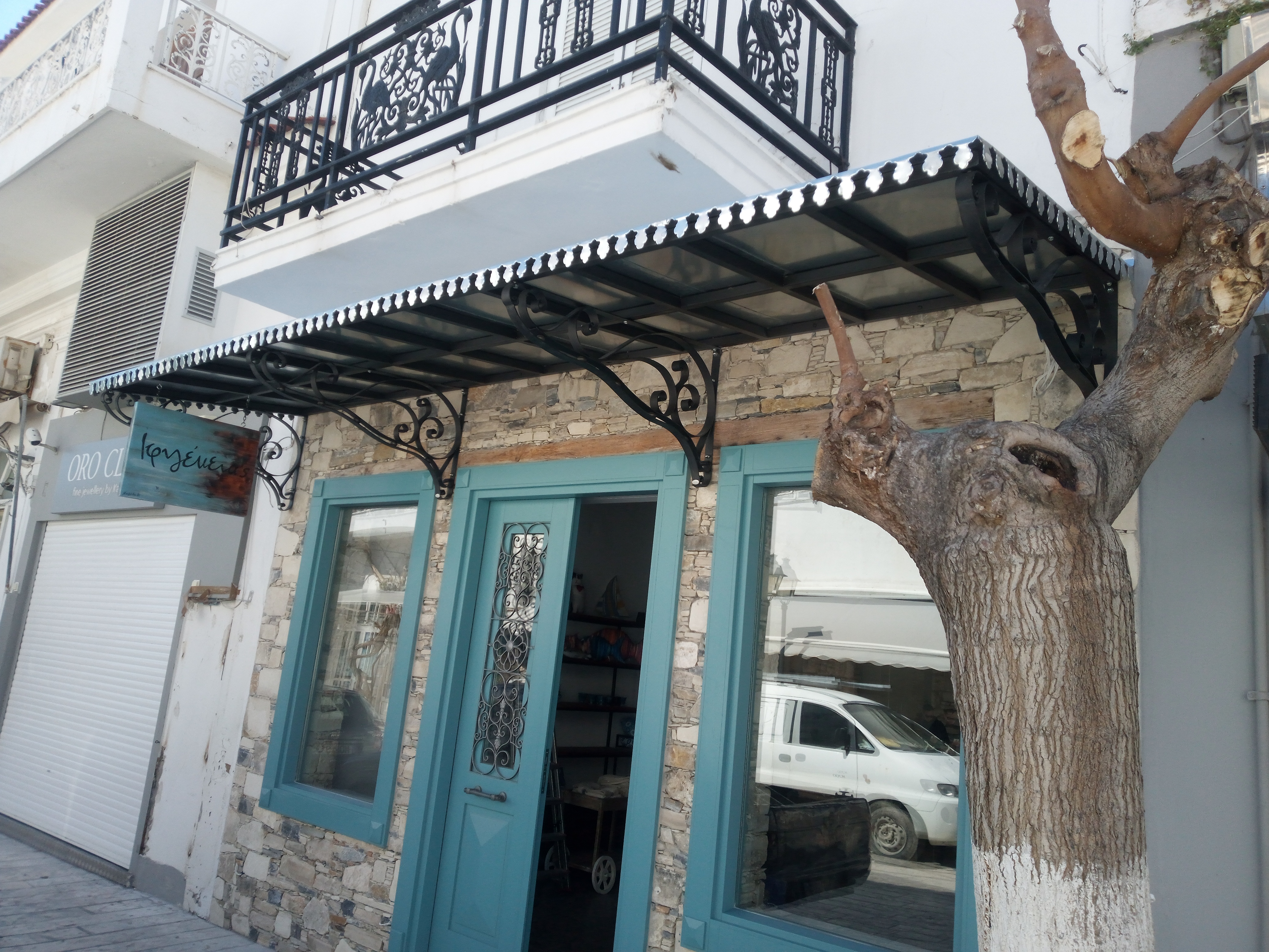Μεταλλικό σκέπαστρο. Πυθαγόρειο Σάμος. Κατασκευάστηκε ωστε να τηρεί τον κανονισμό του παραδοσιακού οικισμού. Το μοτίβο της λαμαρίνας είναι κομμένο στο χέρι.