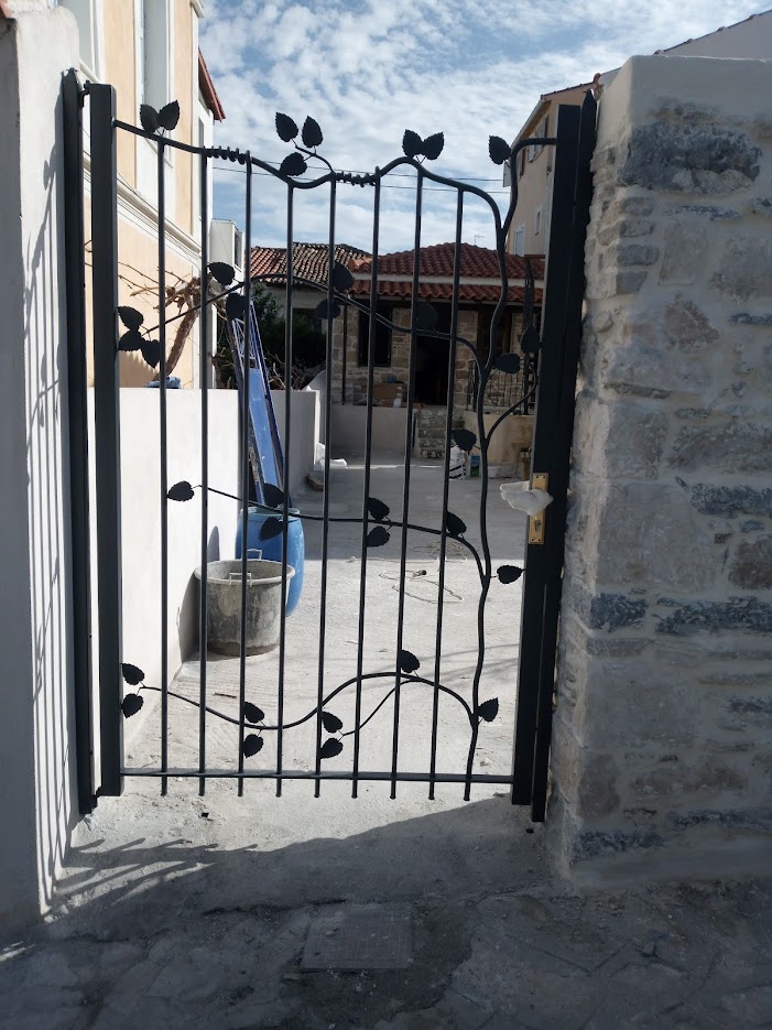 Εξωτερική πύλη ζυθοποιήας. Με χειροποίητα στοιχεια που ομοιάζουν το φυτό του λυκίσκου.