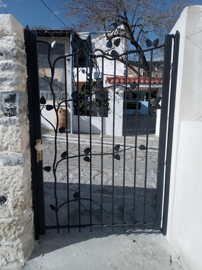 Εξωτερική πύλη ζυθοποιήας. Με χειροποίητα στοιχεια που ομοιάζουν το φυτό του λυκίσκου.