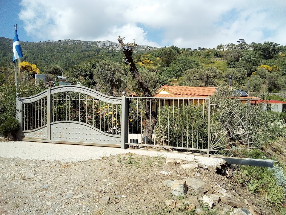 Αυτόματη συρώμενη αυλόπορτα.