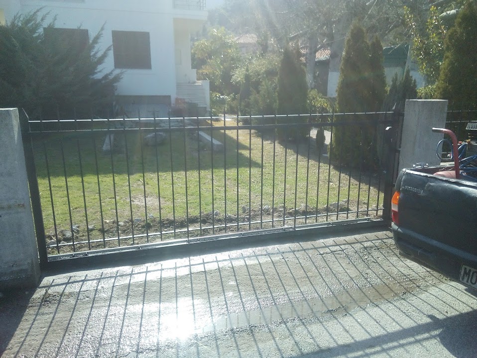 Αυτόματη συρώμενη αυλόπορτα.