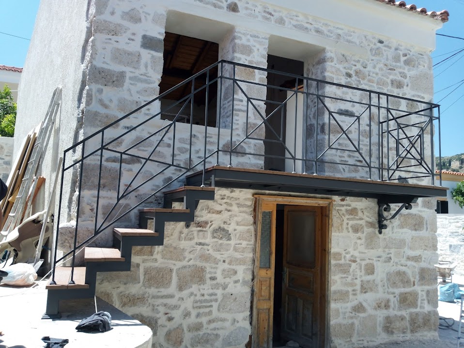 Μεταλλικό κάγκελο. Τοποθετημένο σε μπαλκόνι κατασκευής μας.