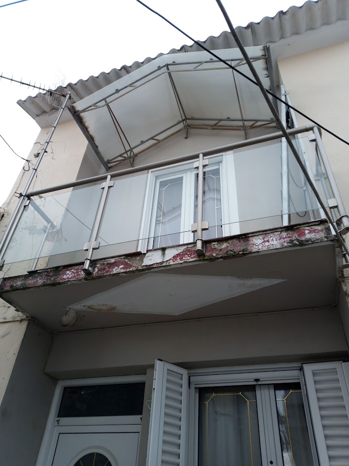Μοντέρνο κάγκελο. Γιαλί και ανοξείδωτο ατσάλι.