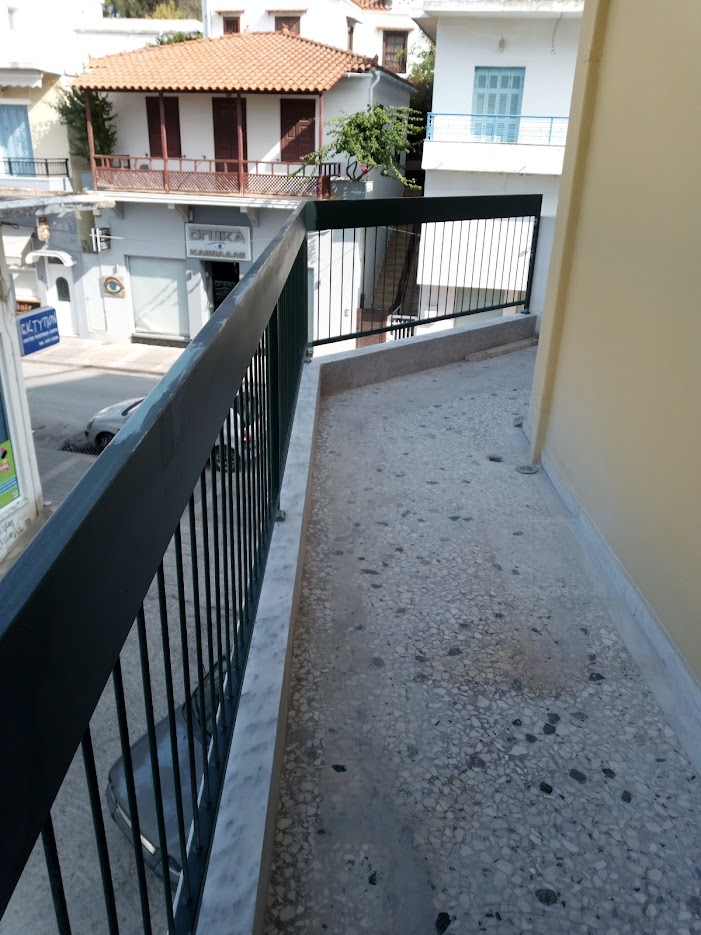 Κάγκελο σε μπαλκόνι με ιδιαίτερα μεγάλη κουπαστή. Το σχέδιο είναι αντιγραφή του αρχικού.